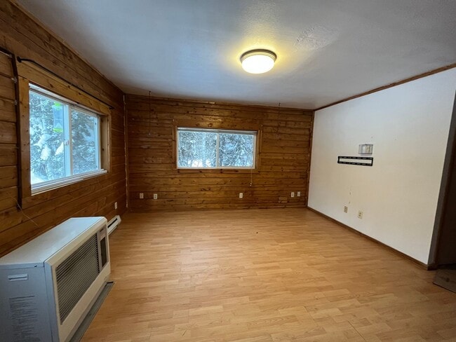 Building Photo - Pet friendly 2 bedroom cabin for rent in N...
