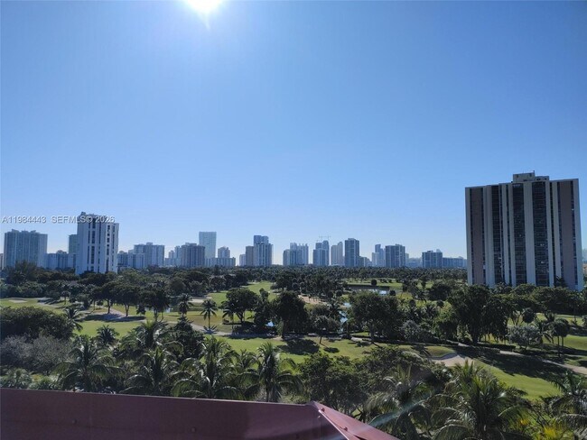 Foto del edificio - 3301 N Country Club Dr