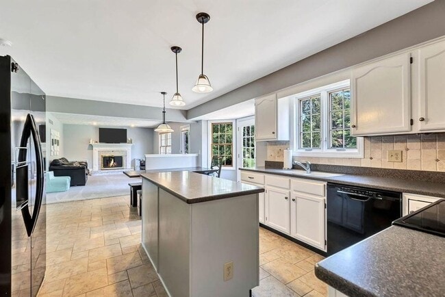 Building Photo - Charming 4BR 2.5BA House for Rent in West ...
