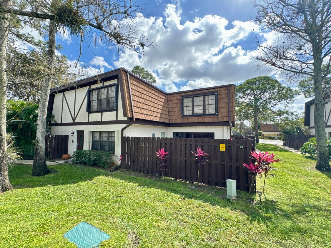 152 Weybridge Cir, Royal Palm Beach, FL 33411 Townhome Rentals in
