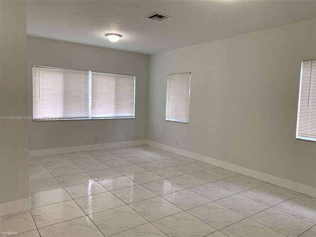 Foto del edificio - 3 br, 2 bath House - 249 NW 8th Ave