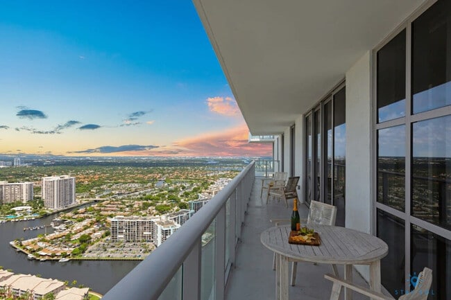 Building Photo - 4010 S Ocean Dr
