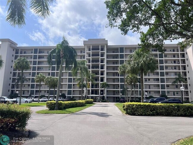 Building Photo - 3100 N Palm Aire Dr