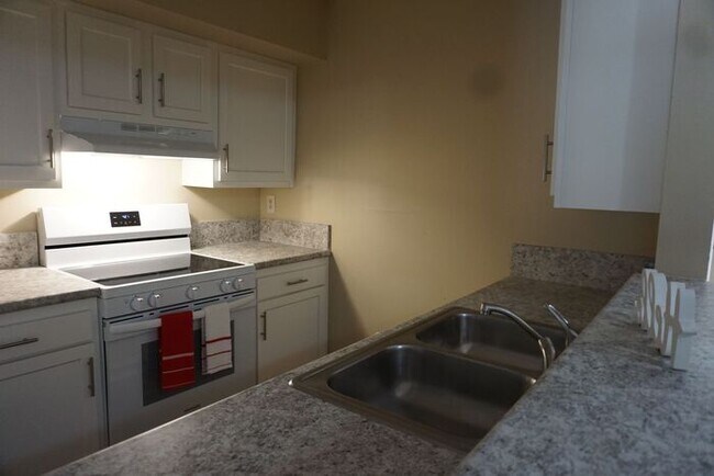 Foto del edificio - 2 Bedroom 2 Bath Townhouse Near NAS Jax