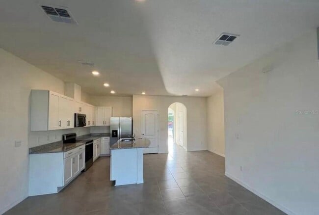 Building Photo - Spacious 3-bedroom 3-bathroom townhome