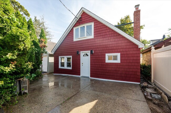 Building Photo - 132A Raymond St