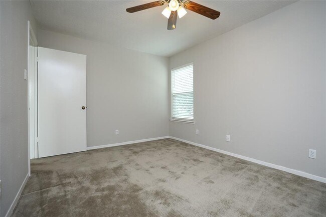 Foto del edificio - 15414 Willow River Dr