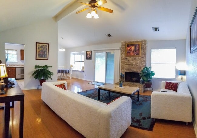 Living Room - 1901 Krizan Ave