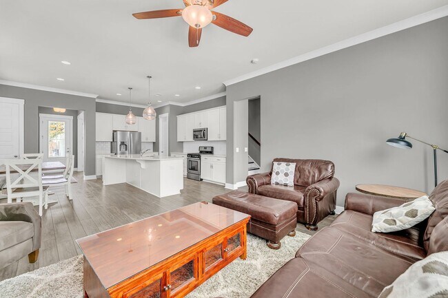 Foto del edificio - Charming Partially Furnished 3BR/2.5BA Home in the Heart of Park Circle — Available for Quick Mov...