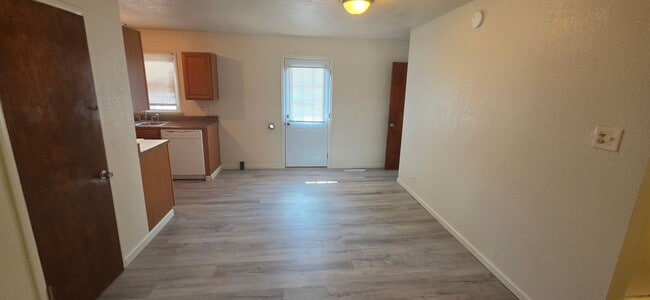 Foto del edificio - ALL PROSPECTIVE TENANTS MUST SUBMIT A $58 NON-REFUNDABLE APPLICATION FEE PER APPLICANT ONLINE AND...
