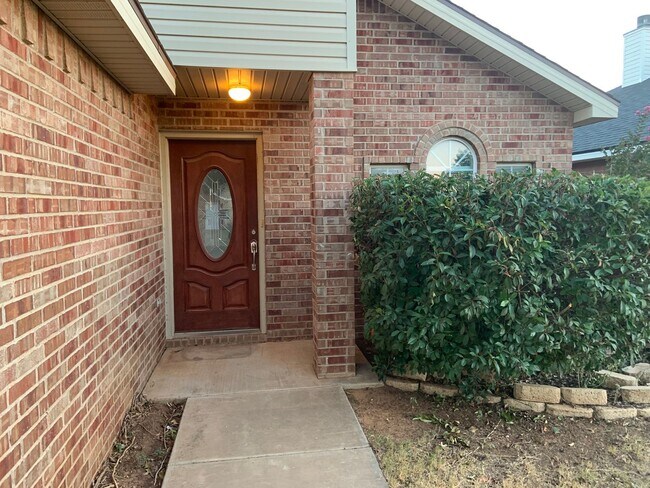 Building Photo - Fantastic House Available June 6th in Fren...