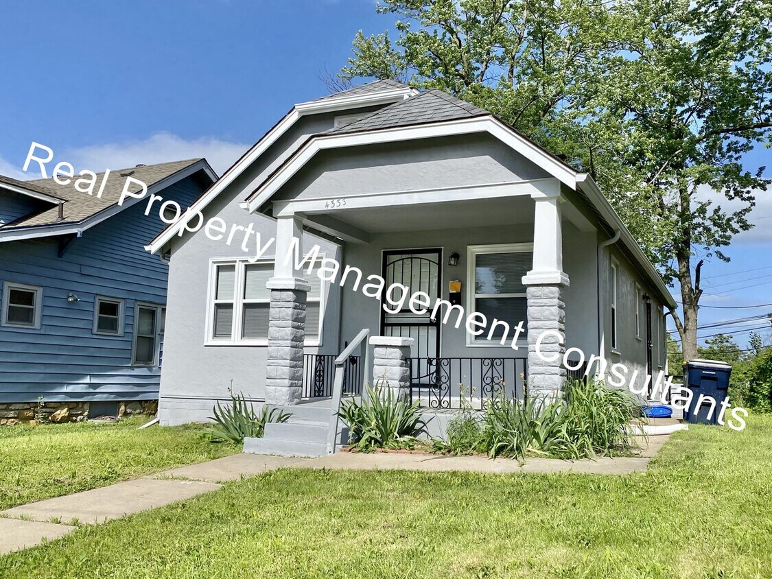 Foto principal - Charming 3 Bedroom, 1 Bathroom Home with B...