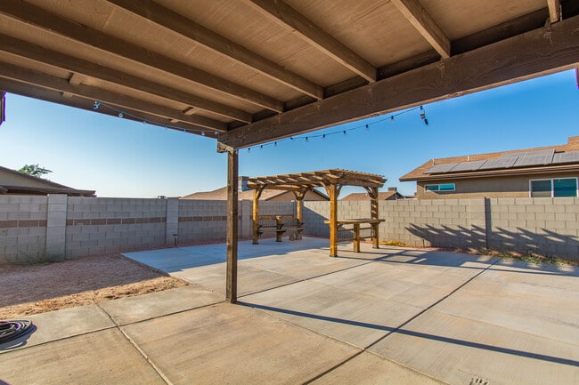 Patio interior - 3814 S Laura Way