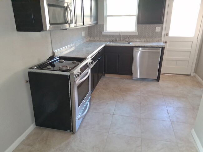 Foto del edificio - 2319 Glengariff Dr