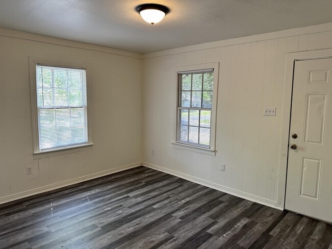 Building Photo - 834 Brinker St