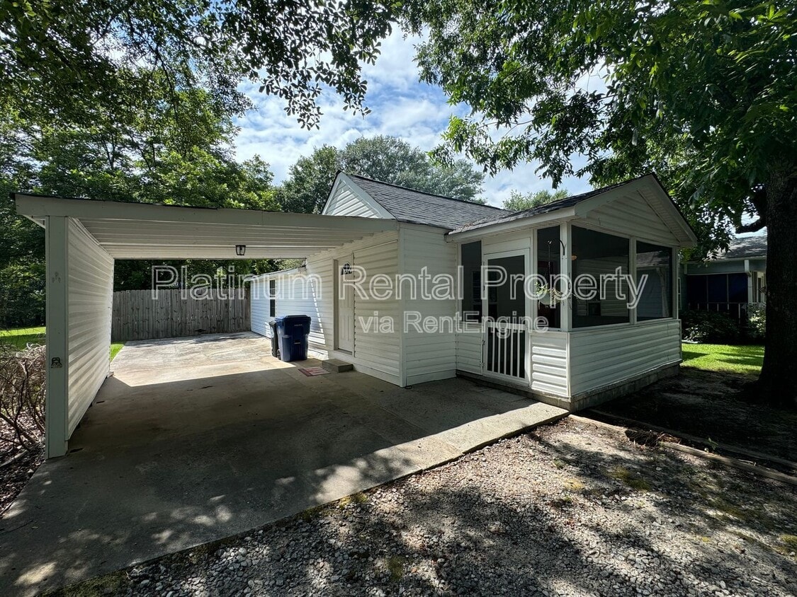Primary Photo - 102 Benson St