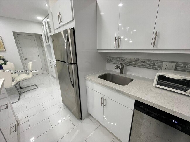 Building Photo - 1407 NE 56th St