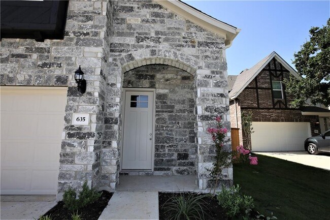 Foto del edificio - 635 Pheasant Hill Ln