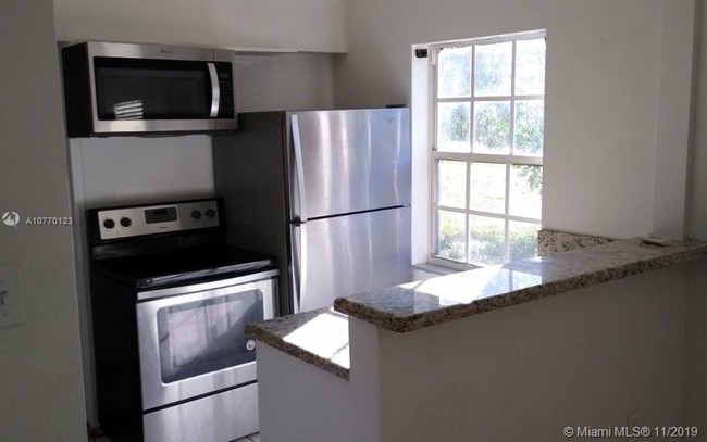 Foto del edificio - 244 SW 21st St