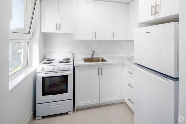 Bachelor, 1 BA - 373 SF - Cottingham Manor