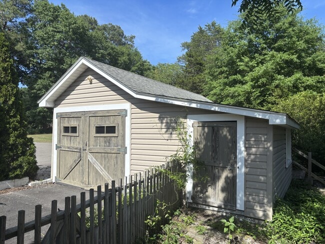 Building Photo - 613 S McNeill St