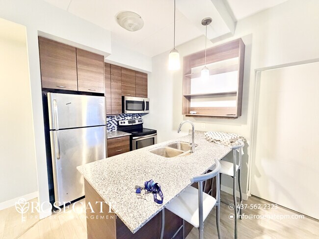 Photo du bâtiment - Waterloo 1-Bedroom | Parking Included | Internet Included