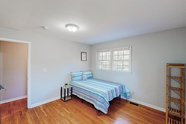 Building Photo - Spacious split-level home in Jonesboro