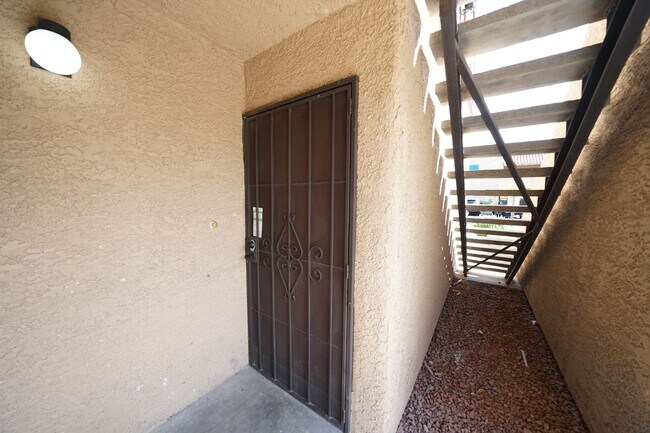 Foto del edificio - SHOWINGS AVAILABLE NOW