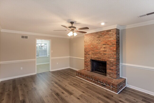 Building Photo - 7165 Chevy Chase Dr