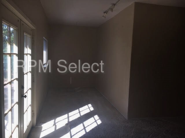 Building Photo - 1450 Rosewood Ln