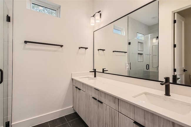 Building Photo - 590 Old Ml Rd