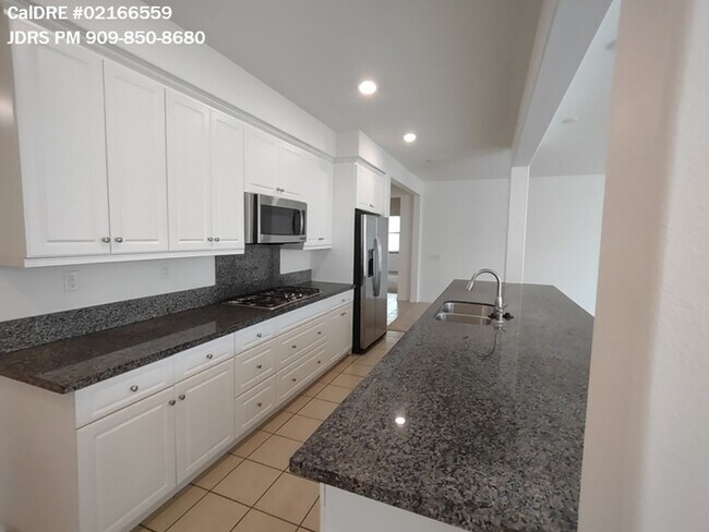Foto del edificio - Eastvale 5 Bedroom + In Law Suite Home