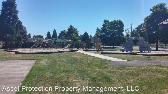 Building Photo - 332 SE Hankel St