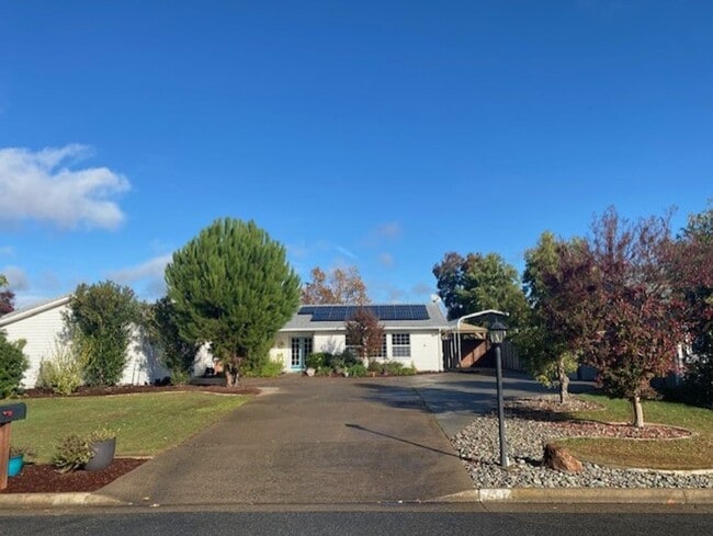 Building Photo - Nice Home w/ Pool!