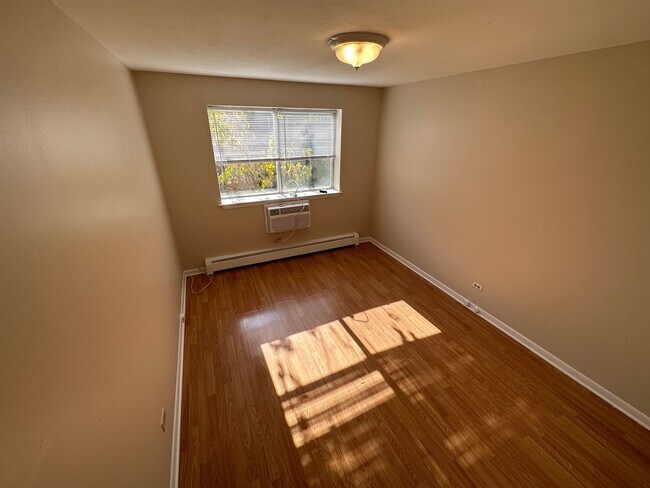 Foto del edificio - 7300 N Ridge Blvd