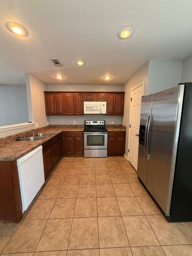 Building Photo - Cute 3 Bedroom, 2 bathroom house with a 2 car garage, and a storm shelter in the garage!!!