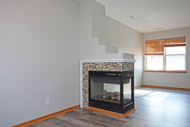 Building Photo - 3 Bed 2.5 Bath Townhouse in Shakopee