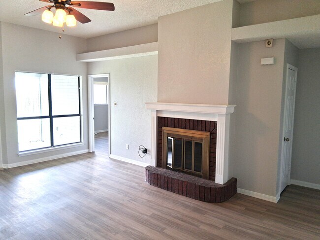 Foto del edificio - 3801 Riverrock Dr