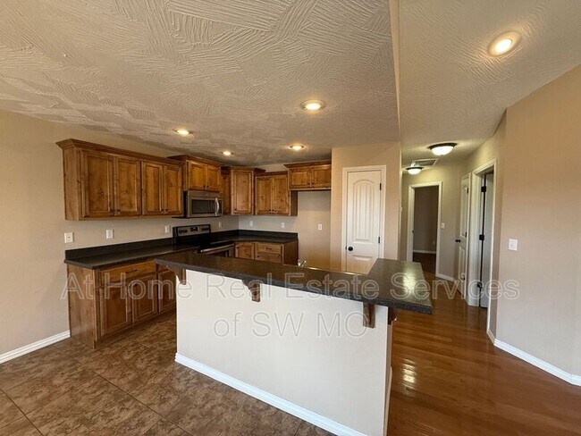 Building Photo - 658 N Santa Monica Dr