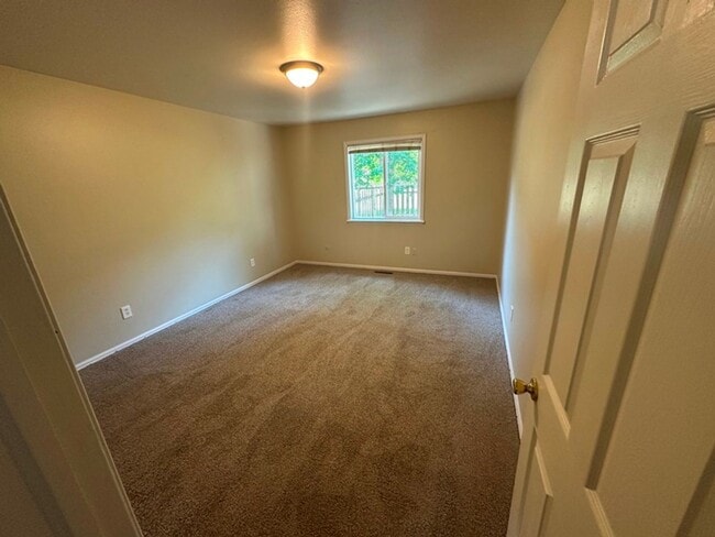 Building Photo - HUGE end-unit townhouse