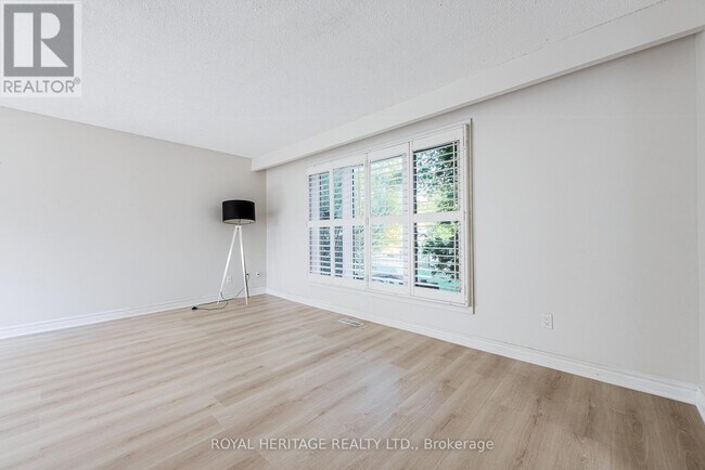 Photo du bâtiment - 586 Creekview Cir