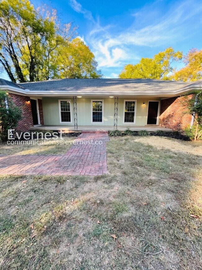 Foto del edificio - 4 Bed, 3 Bath Home with Fenced Yard / Pet-Friendly / Coming Soon!