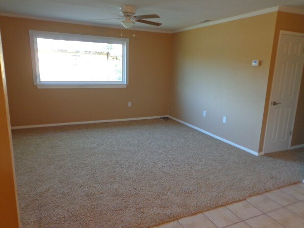 Living Area - 404 NW Glendale Dr