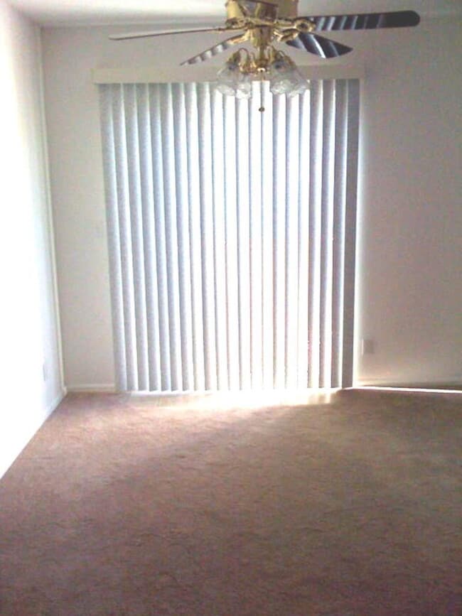 Building Photo - Very Nice 2 Bedroom, 2 1/2 Bath Townhome in Quail Run! Community Pool & Tennis Courts! Minutes To...