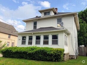 Building Photo - 703 Spencer St NE