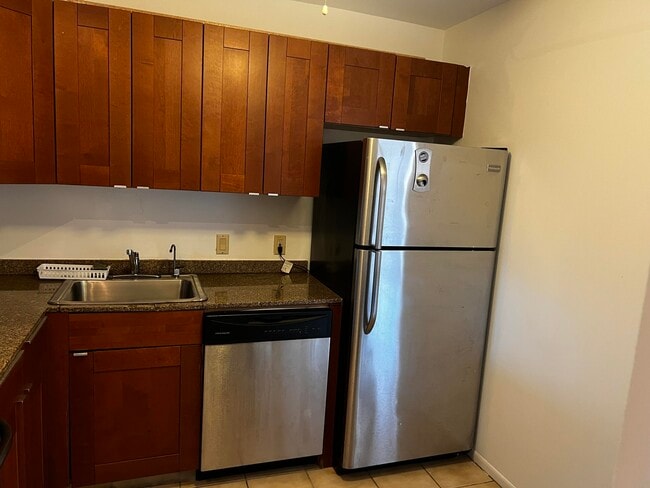 Building Photo - 3101 N Country Club Dr