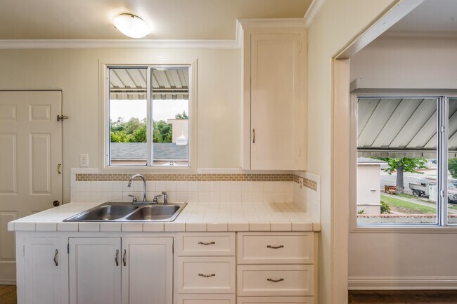 Building Photo - 1454 E Chevy Chase Dr