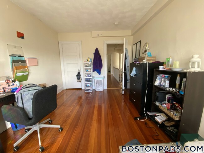 Building Photo - 354 Main St