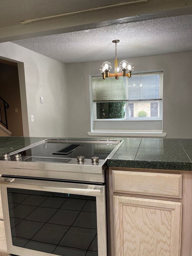 Building Photo - Roomy Lynnwood Townhouse-Style Condo With Upgrades