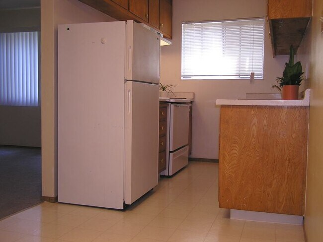 kitchen - 2529 Benvenue Ave